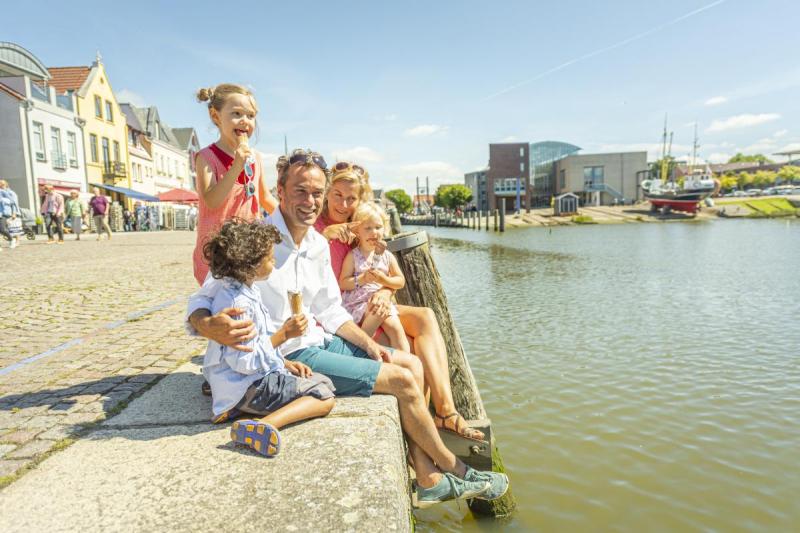 Familie sitzt am Husumer Hafen und isst Eis | © Foto Oliver Franke