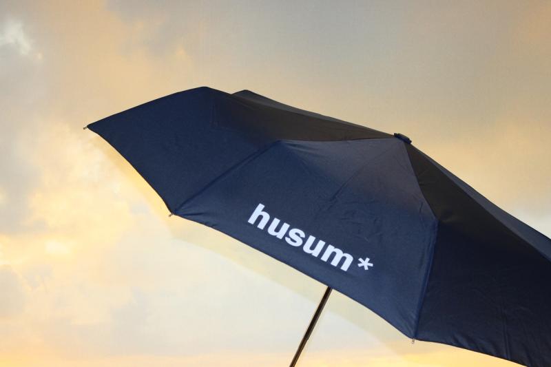 Regenschirm Husum, blau (oder lila), € 15 | © Tourismus und Stadtmarketing Husum GmbH
