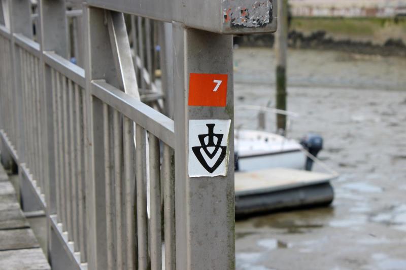 Kennzeichnung eines IVV Wanderweg am Husumer Hafen | © Tourismus und Stadtmarketing Husum GmbH