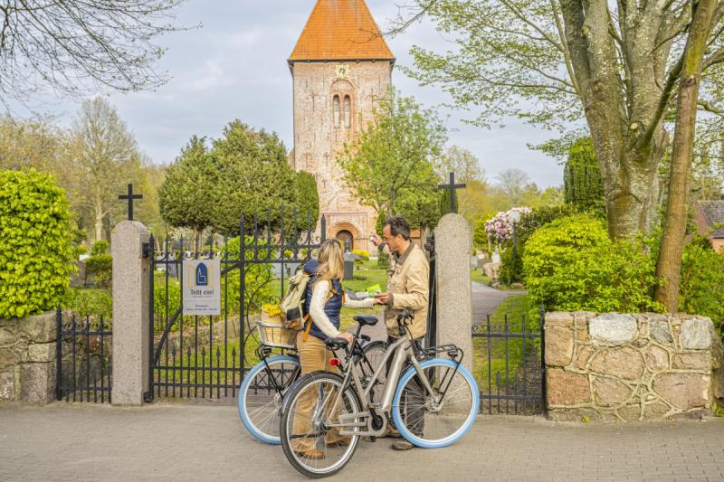 Fahrradtour durch den Mildstedter Ortskern mit Zwischenstopp an der Lamberti Kirche. | © Foto Oliver Franke