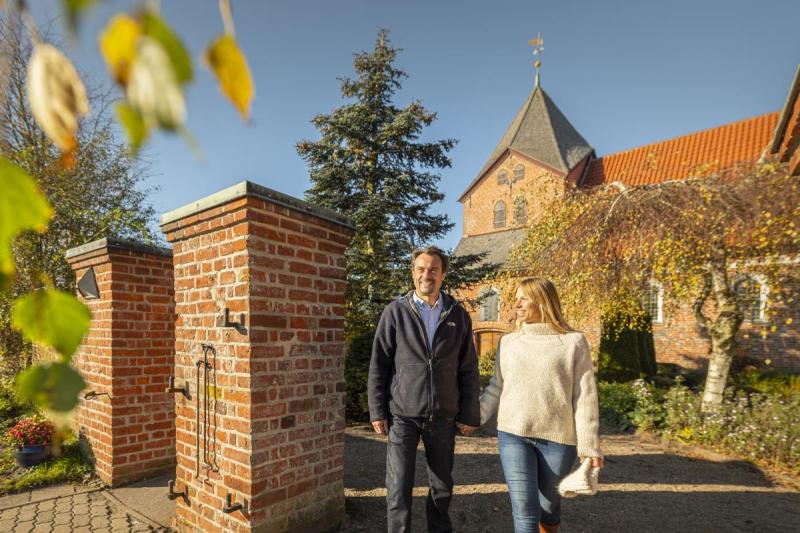 Paar verlässt den Kirchhof in Schobüll | © Foto Oliver Franke