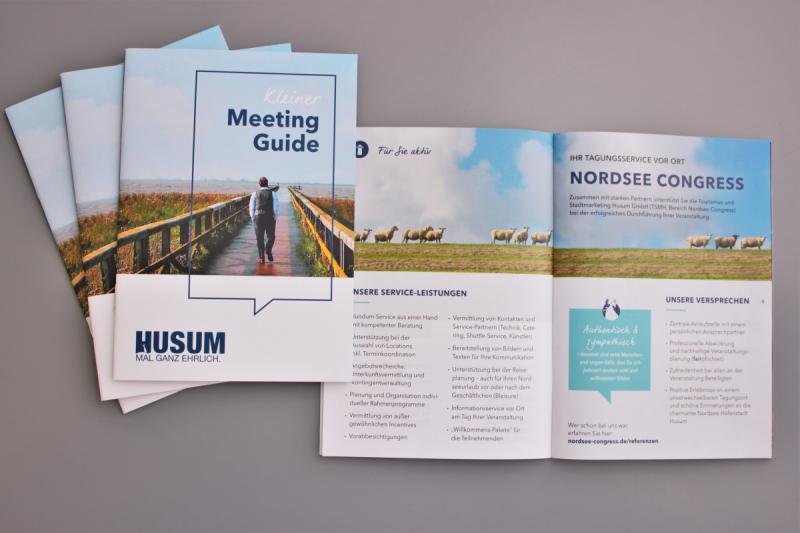 Titel des Kleinen Meeting Guides und erster Einblick in den Inhalt | © Tourismus und Stadtmarketing Husum GmbH