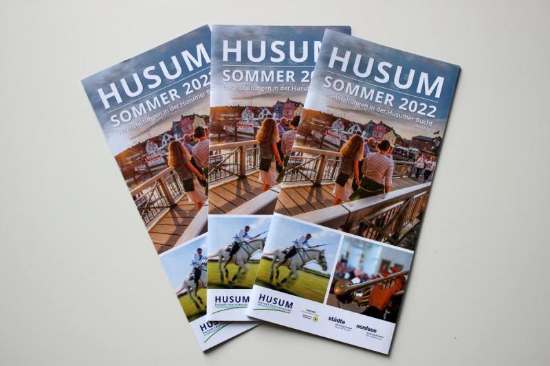 Der neue Flyer "Husum - Sommer 2022" mit Veranstaltungen in der Husumer Bucht von Juni bis September 2022 | © Tourismus und Stadtmarketing Husum GmbH