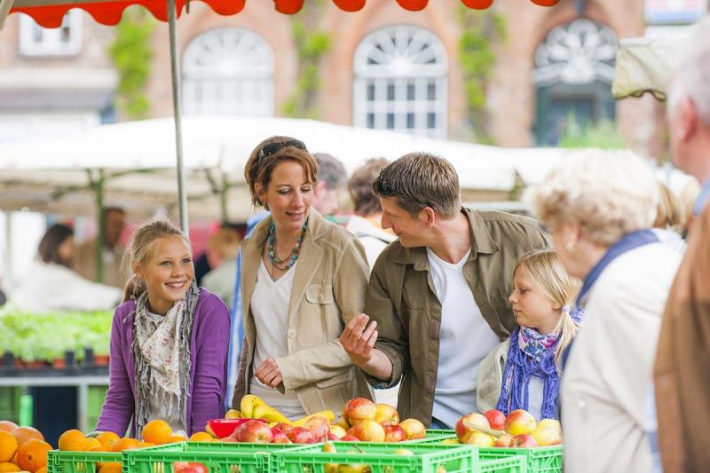 Familie auf dem Husumer Wochenmarkt | © Foto Oliver Franke