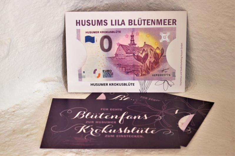 Der Husumer 0-Euro-Schein mit dem Krokusblüten-Motiv, € 3 | © Tourismus und Stadtmarketing Husum GmbH
