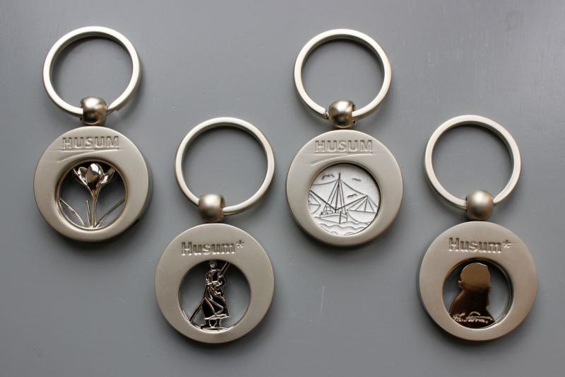 Schlüsselanhänger (Motive: Krokus, Tine, Kutter, Storm), € 6,00 | © Tourismus und Stadtmarketing Husum GmbH
