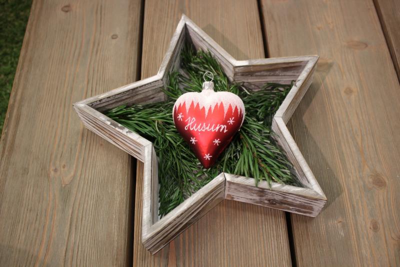 Herzförmige Weihnachtskugel mit Husum-Schriftzug, € 9,90  | © Tourismus und Stadtmarketing Husum GmbH