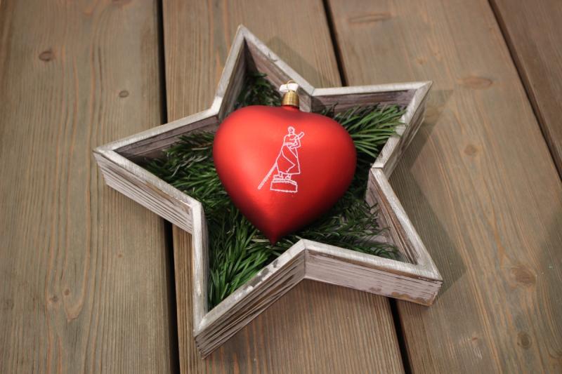 Herzförmige Weihnachtskugel mit Husumer Tine, € 12,90  | © Tourismus und Stadtmarketing Husum GmbH