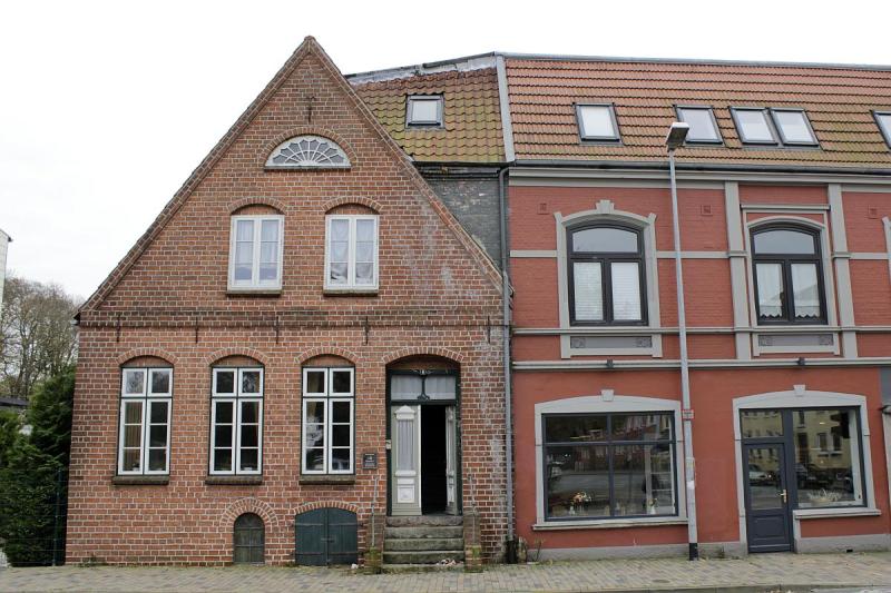 Die ehemalige Scharfrichterei (links) mit Kerker und Wohnung des Henkers | © Tourismus und Stadtmarketing Husum GmbH