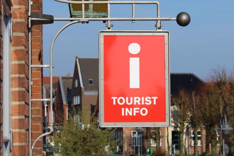 Hinweisschild auf die Tourist Info | © TSMH