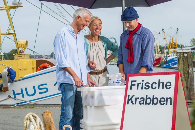 Pärchen kauft frische Krabben | © Foto Oliver Franke